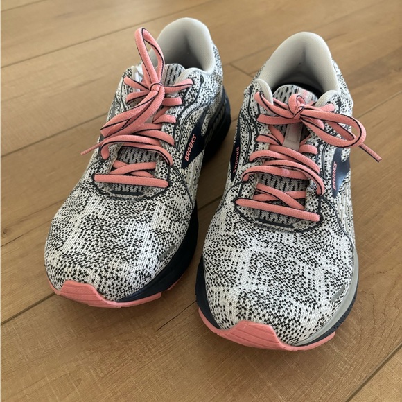 Women’s Brooks Adrenaline GTS 21 - EUC - Picture 4 of 5